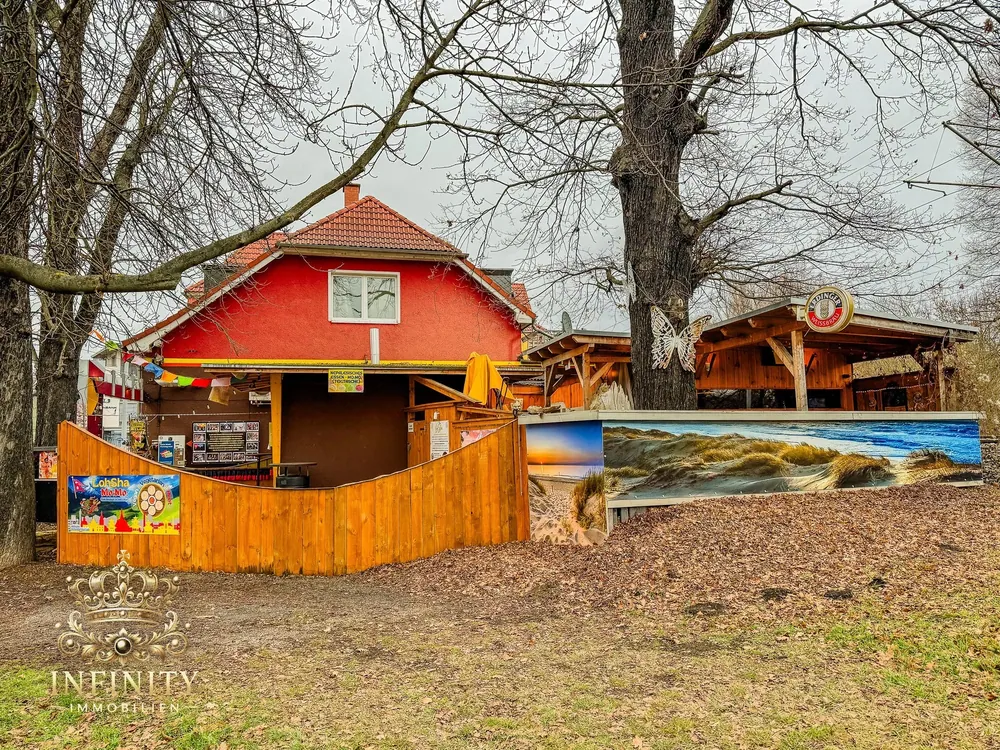 Gebäude mit Biergarten unter Bäumen