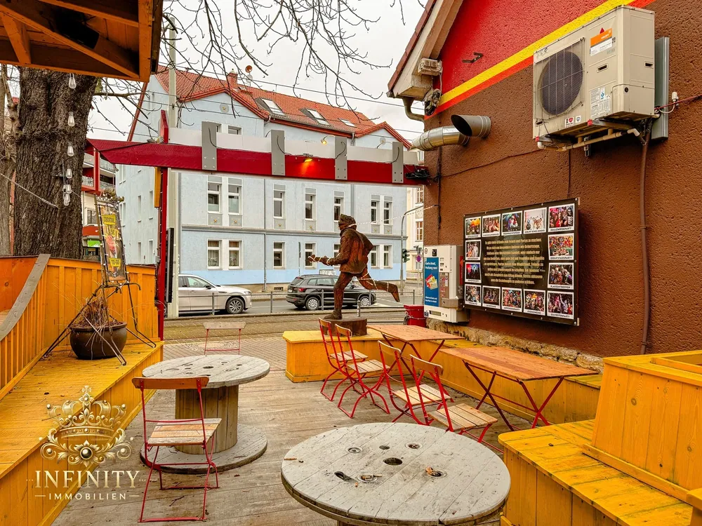 Außensitzbereich mit Blick zur Straße