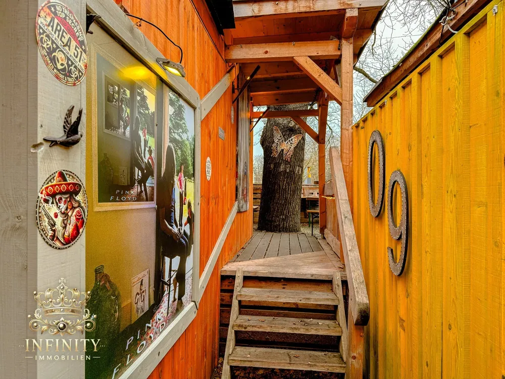Holzsteg mit Treppe zum Biergarten