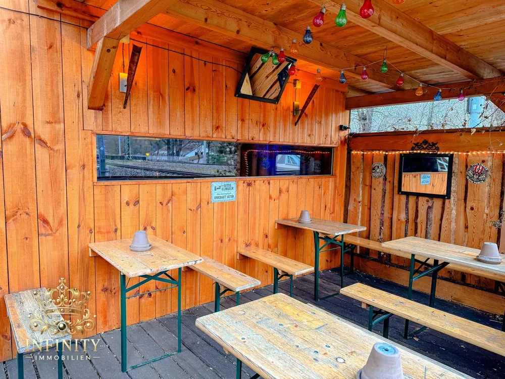 Überdachter Sitzbereich mit Biertischgarnituren