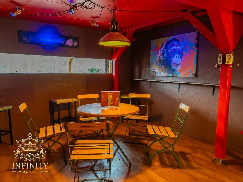 Podest mit Bistrotisch und Klappstühlen