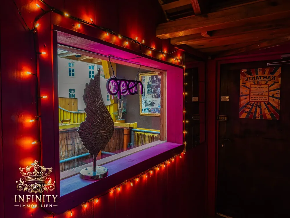 Fenster mit Lichterkette zum Biergarten