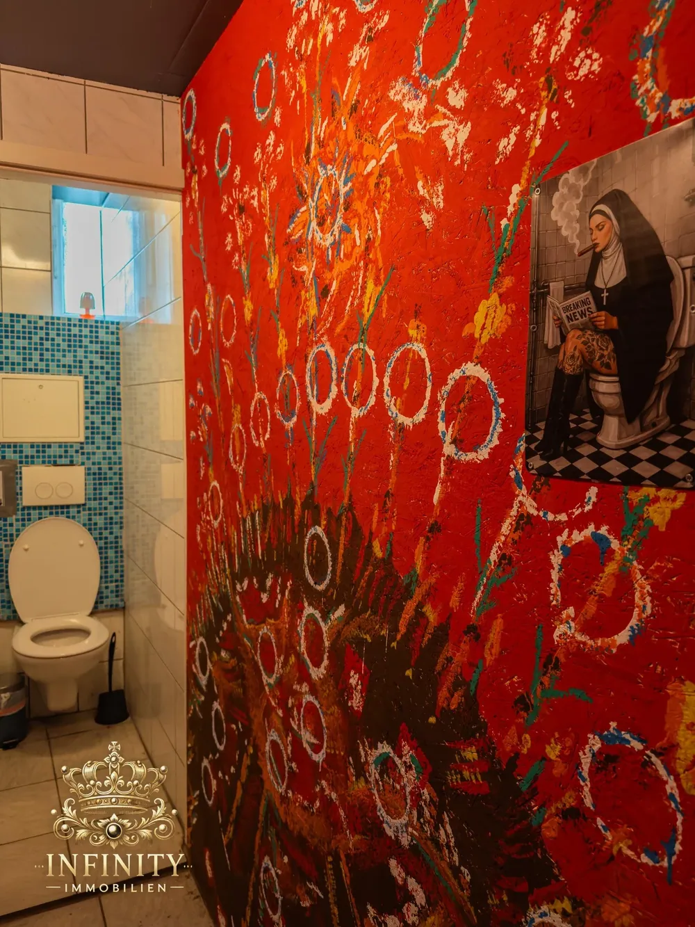 WC mit farbig bemalter Wand