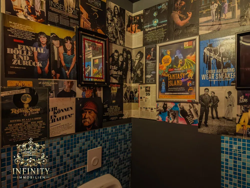 WC mit Plakatwänden und Mosaikfliesen