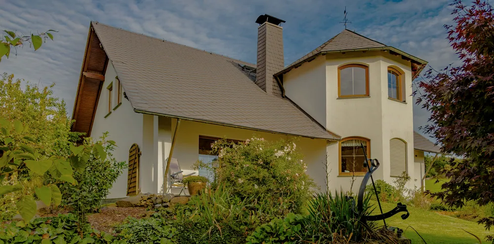 Haus mit Turm und Gartenteich